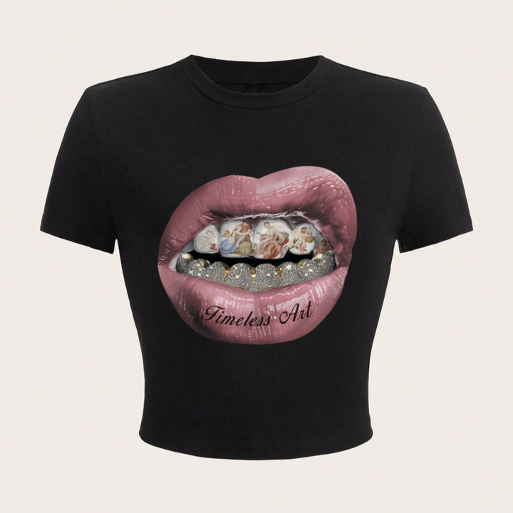 Dame Crop-T-Shirt med kreativ grafikdesign og unikt statement Skovae