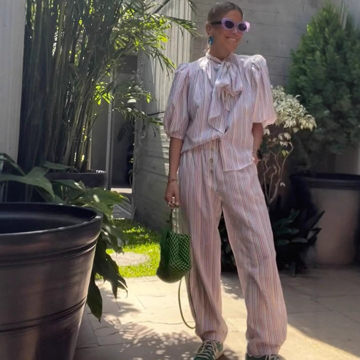Dame bluse- og bukse-sæt med raffinerede ruffles detaljer Stilla