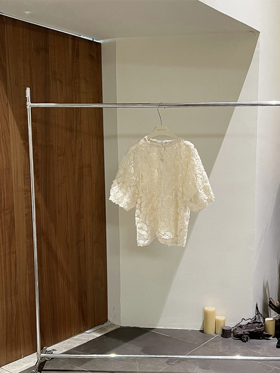 Damebluse med detaljerede 3D-blomsterapplikationer Stilla