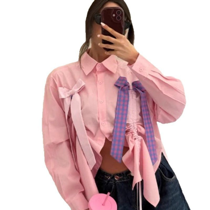 Damebluse med dekorative sløjfer og rynket detalje Stilla