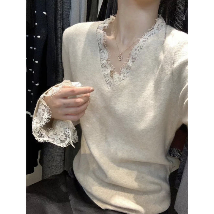 Kvinders strikvarm med fin blondekant og V-hals Stilla
