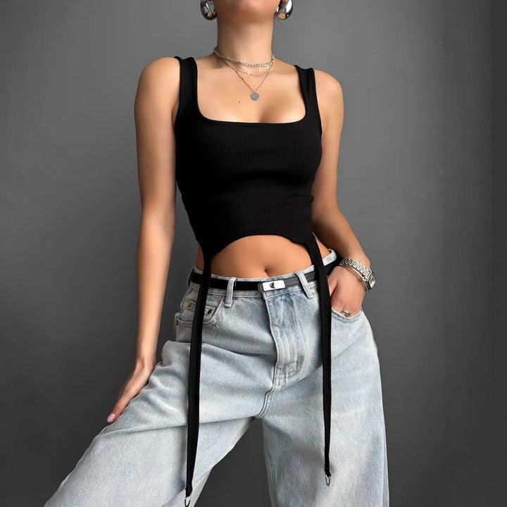 Dame Crop-Top med innovativt snit og unikke binde-detaljer Skovae