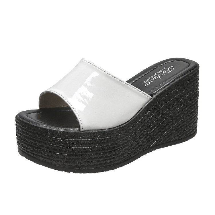 Dame platformsandal med flot glans Stilla