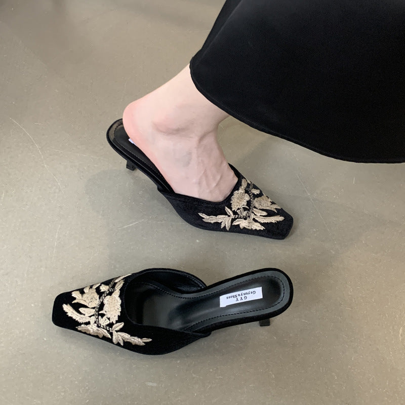 Dame mules med blomsterstikdesign og elegant spidse lukning Stilla