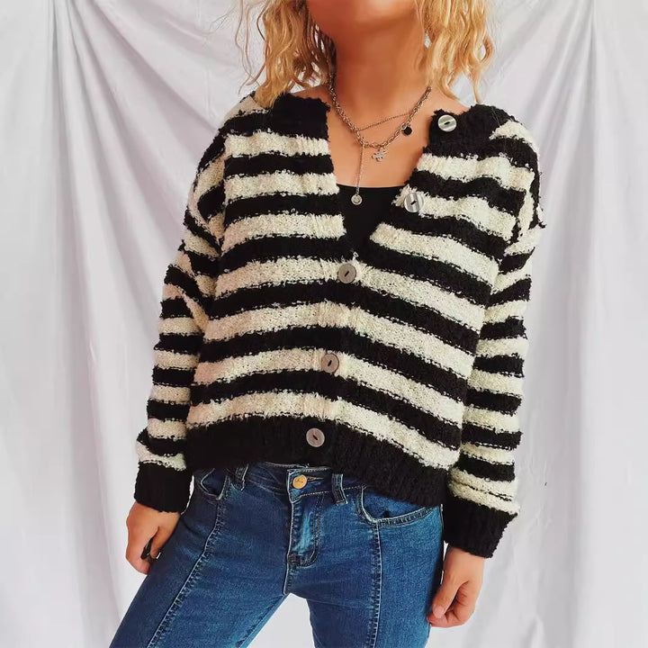 Kvinders hyggelige cardigan med moderne striber og knapdetaljer Stilla
