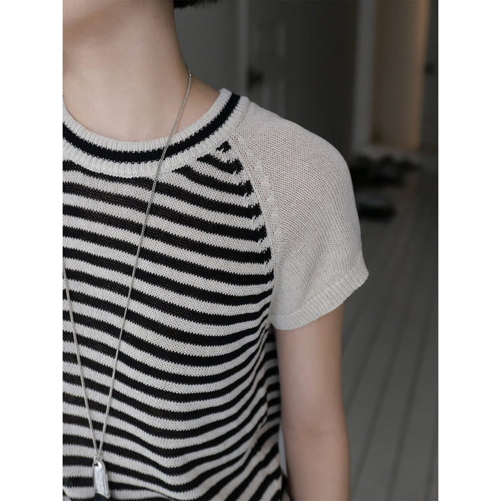Dame casual kortærmet top med fashion farvekombination og fine detaljer Stilla