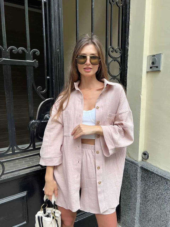 Kvinder casual kortærmet sæt med oversized skjorte og behagelige shorts