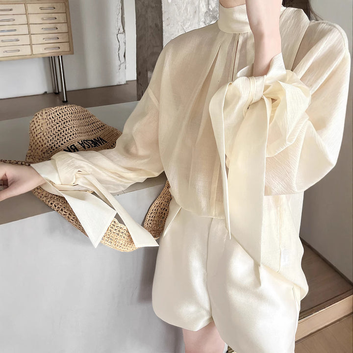 Damebluse med innovative båndærmer og elegant struktur Stilla