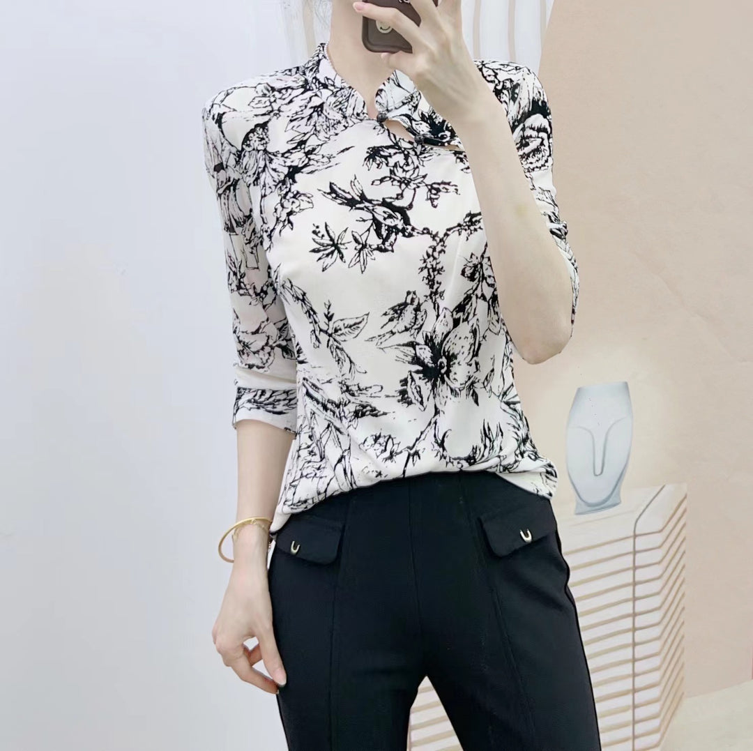 Damebluse med blomsterprint og elegant ståkrave Stilla