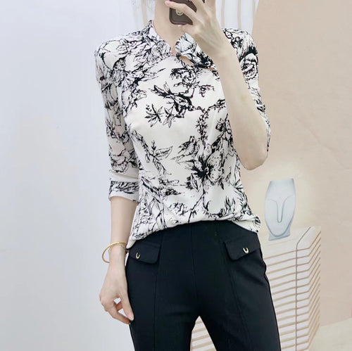Damebluse med blomsterprint og elegant ståkrave Stilla