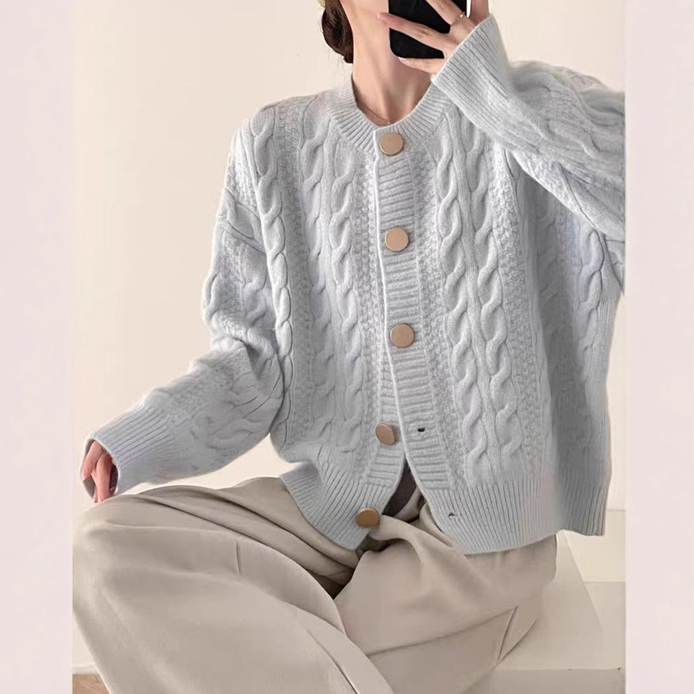 Kvinders cardigan med kabelmønster og store knapper Stilla
