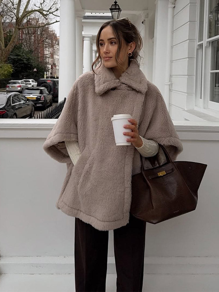 Dame Fluffy Poncho Stilla