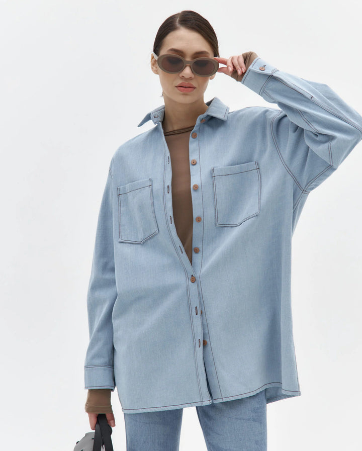 Kvinders afslappede denim skjortejakke med oversized pasform og praktiske brystlommer Stilla
