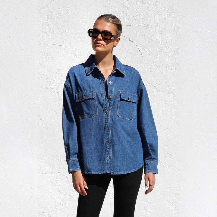 Dame Oversized Jeansbluse med dobbelte brystlommer og fine syningsdetaljer Stilla