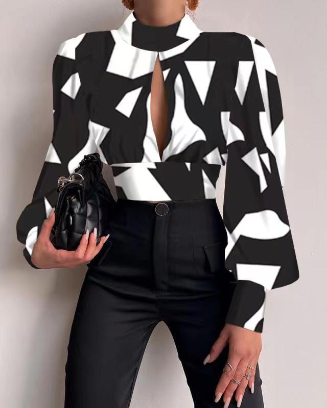 Damer modebluse med grafisk design Stilla