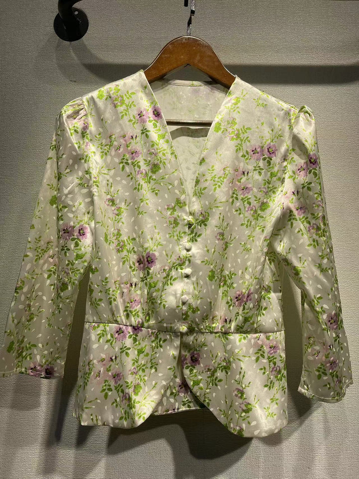 Damebluse med blomsterprint og elegant V-hals Stilla