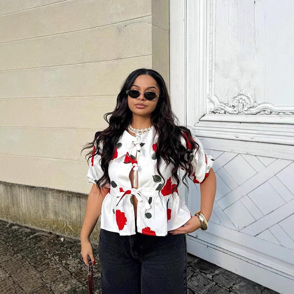 Damebluse med blomsterprint og knudedetalje Stilla