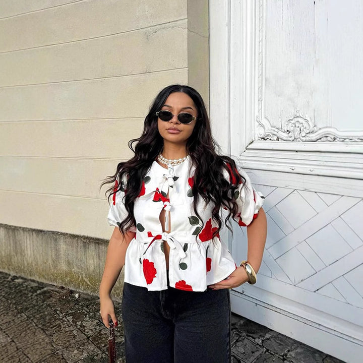 Damebluse med blomsterprint og knudedetalje Stilla