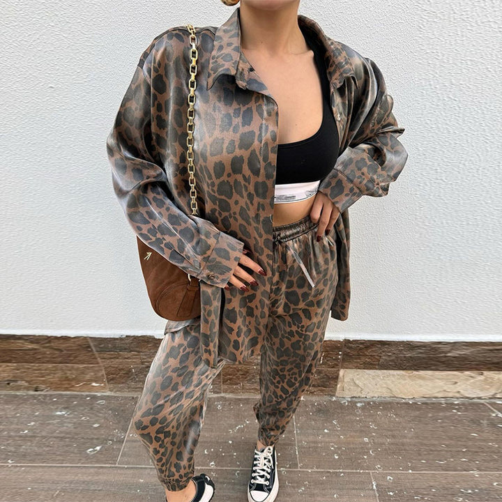 Dame sæt i let satin med trendy leopardmønster og elastisk talje Stilla