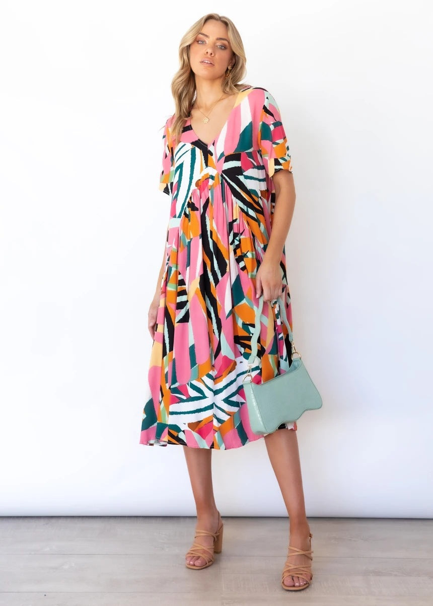 Femme Plisseret Midi Kjole med Farverig Geometrisk Print Stilla