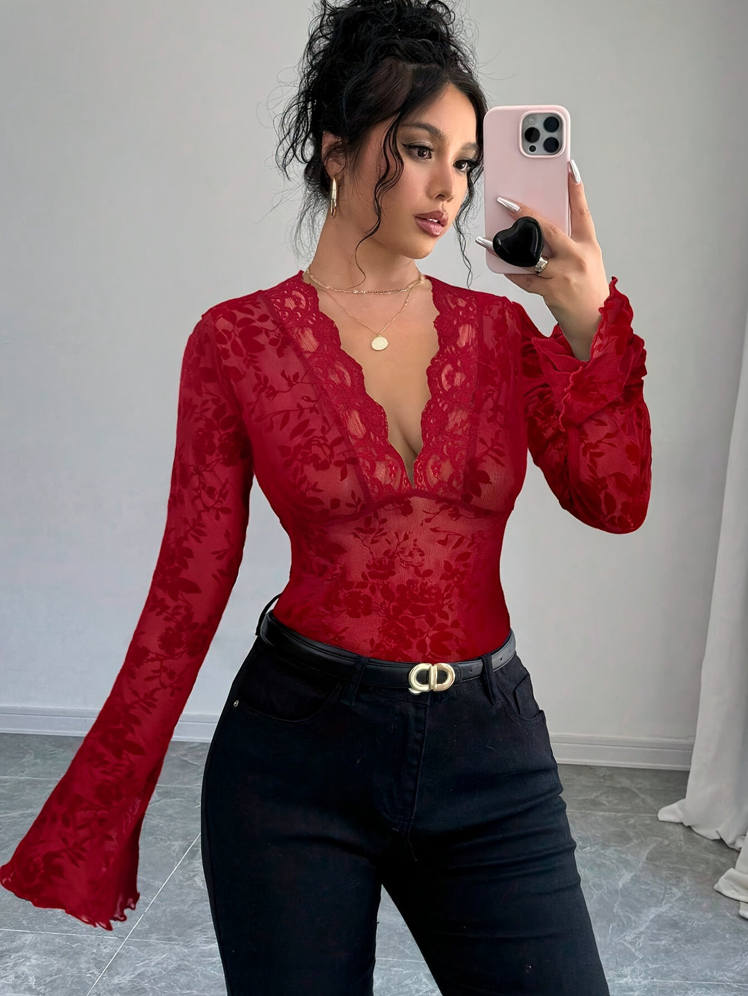 Dame nan en tætsiddende transparent mesh-spitzenbluse med dyb v-udskæring og floral velourstruktur skovae