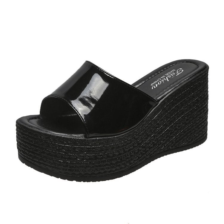 Dame platformsandal med flot glans Stilla