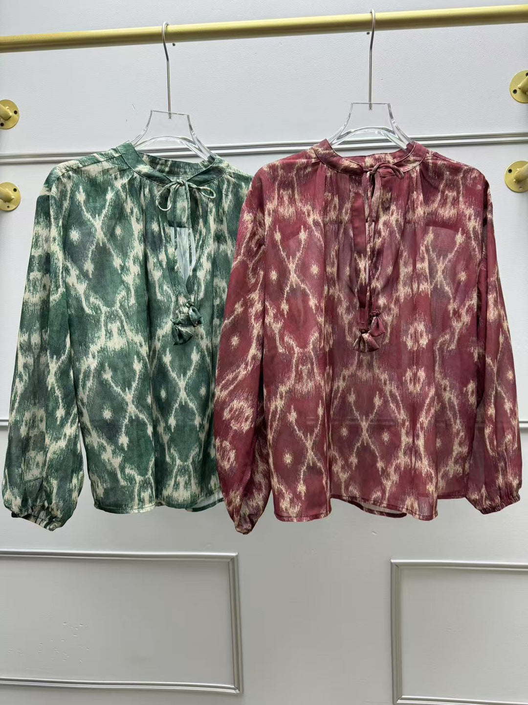 Damebluse med legende Ikat-mønster og elegante flæsedetaljer Stilla