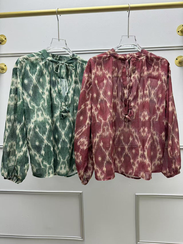 Damebluse med legende Ikat-mønster og elegante flæsedetaljer Stilla