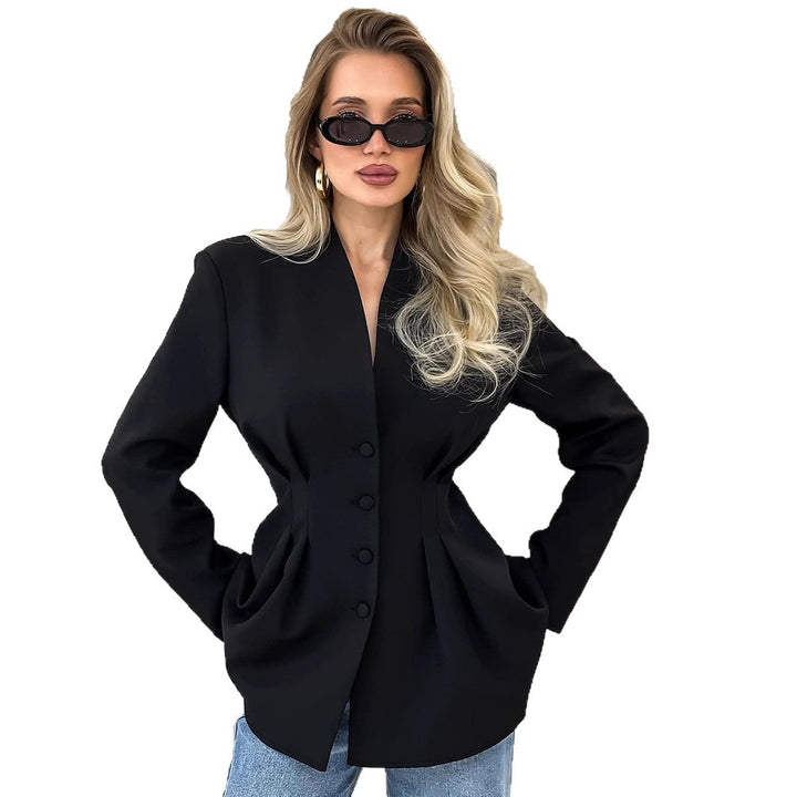 Dame nan figurbetonende blazer med wienersømme, betrukne knapper og taljeret plisseret silhuet skovae