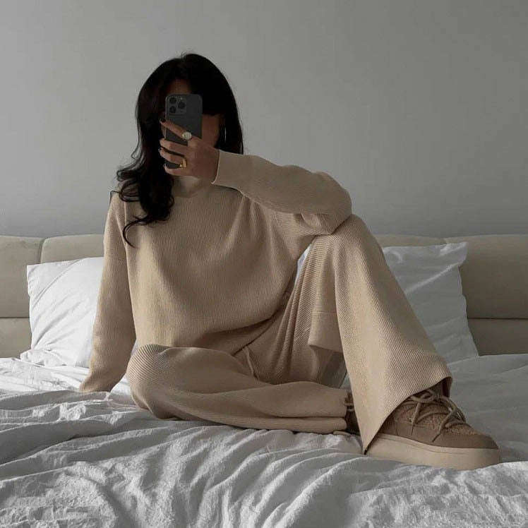 Kvinders komfortable loungewear sæt med høj krave og sideslidser Skovae