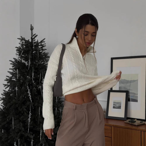 Kvinders stilfulde strikket sweater med høj krave og lynlås Skovae