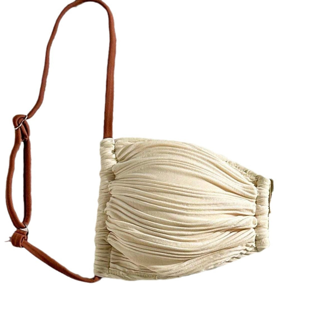 Dame trekant-bikini med elegant rynke design og fashionable strop detaljer Skovae