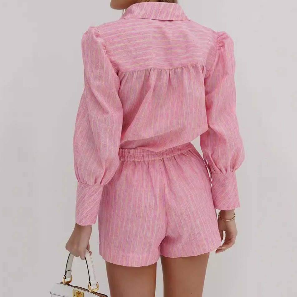 Dame sæt bestående af elegant bluse med puffærmer og korte shorts Stilla