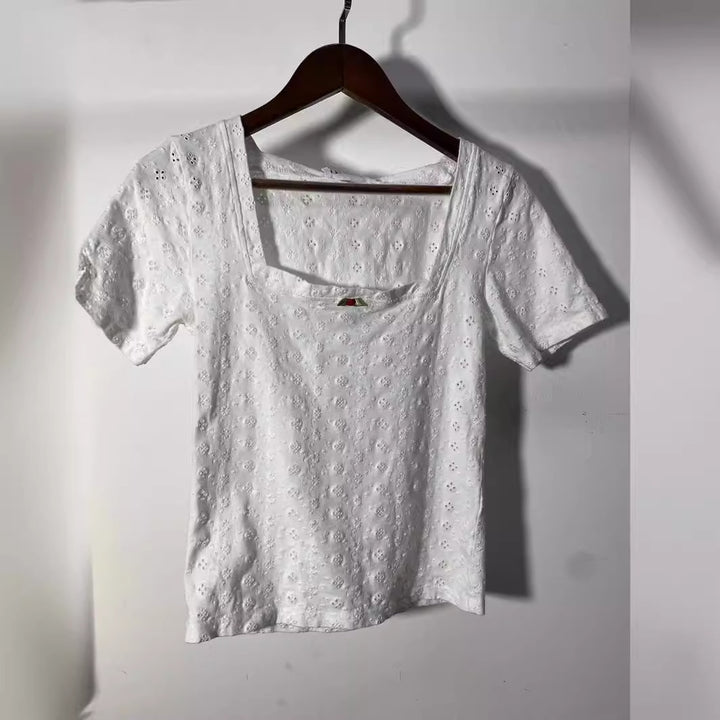 Dameoverdel med fin hulbroderi og dekorative detaljer Stilla