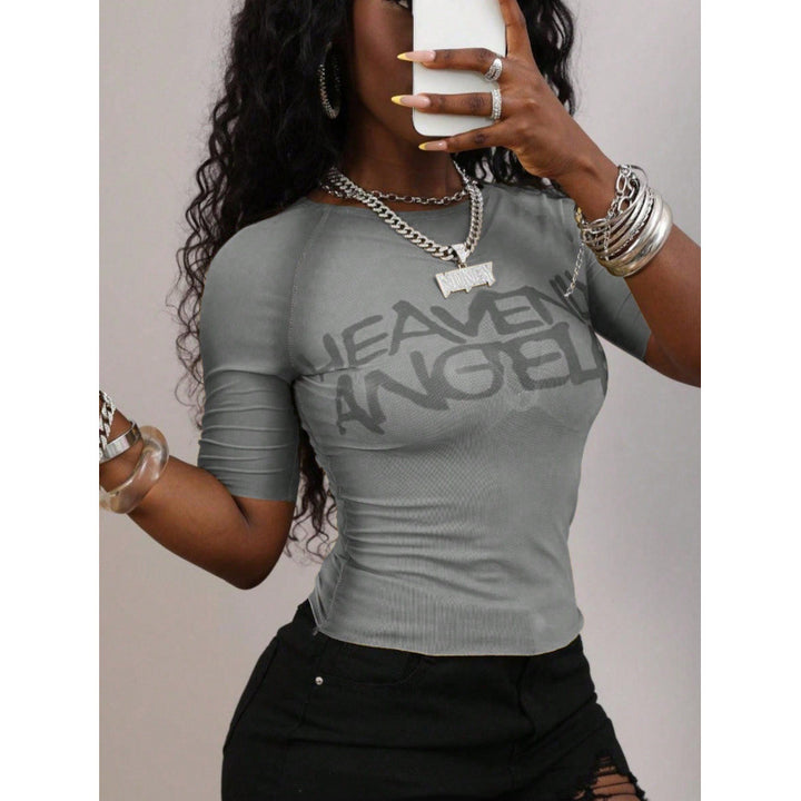 Damen figurbetontes T-Shirt mit urbanem Schriftzug und modischem Schnitt Skovae