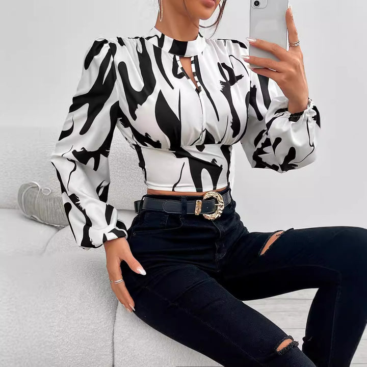 Damebluse med voluminøse ærmer og moderne cut-out Stilla
