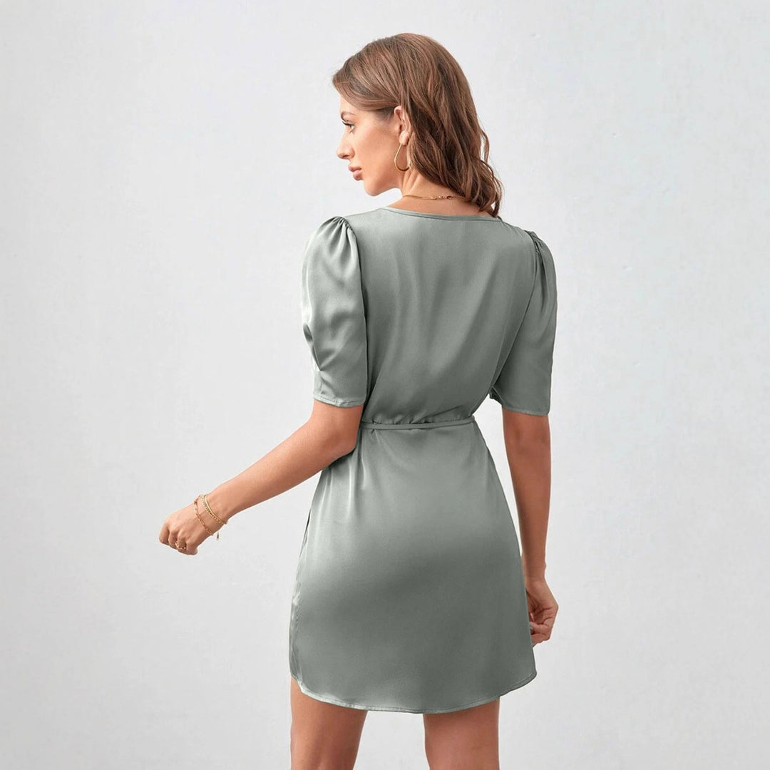 Dame wrapped dress with elegant puff sleeves and attached hem Skovae