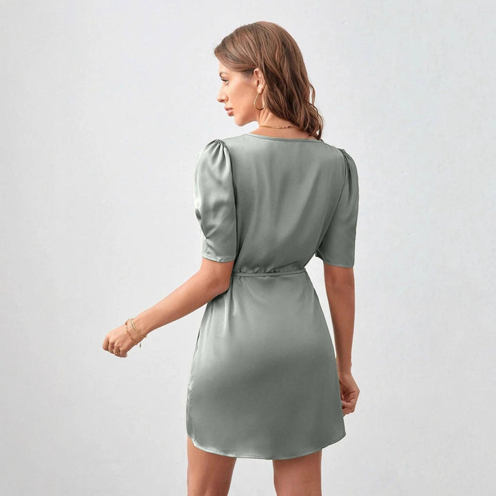 Dame wrapped dress with elegant puff sleeves and attached hem Skovae