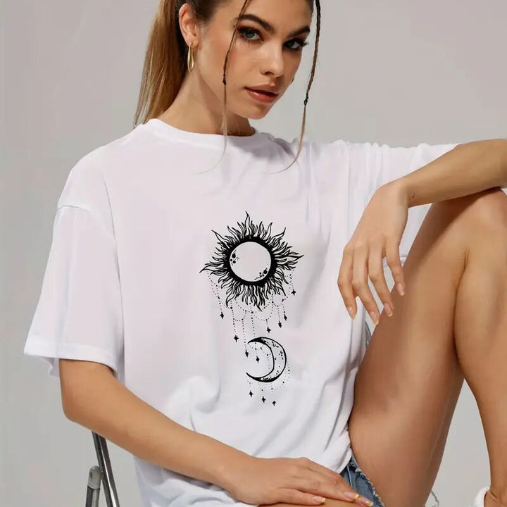 Dame Oversized T-Shirt med mystisk sol element Stilla