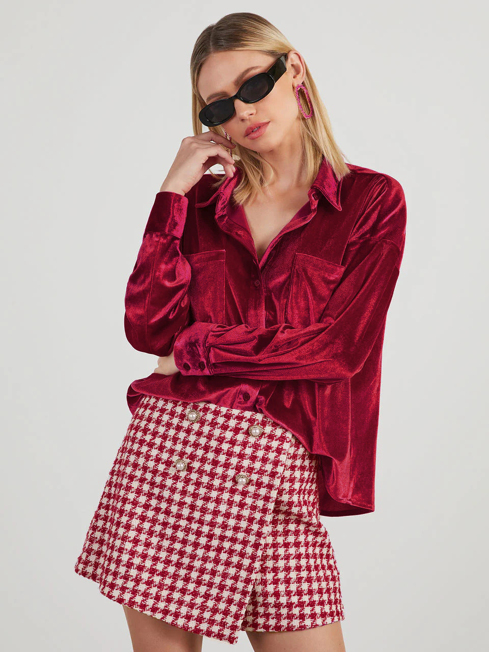 Dame elegant veloursbluse med klassiske lommer og fashionable detaljer Stilla