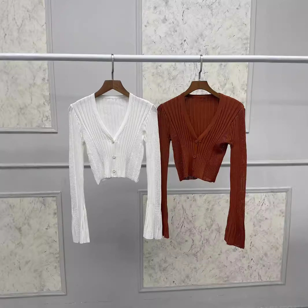 Dame strikjakke med elegant V-hals og dekorative knapper Stilla