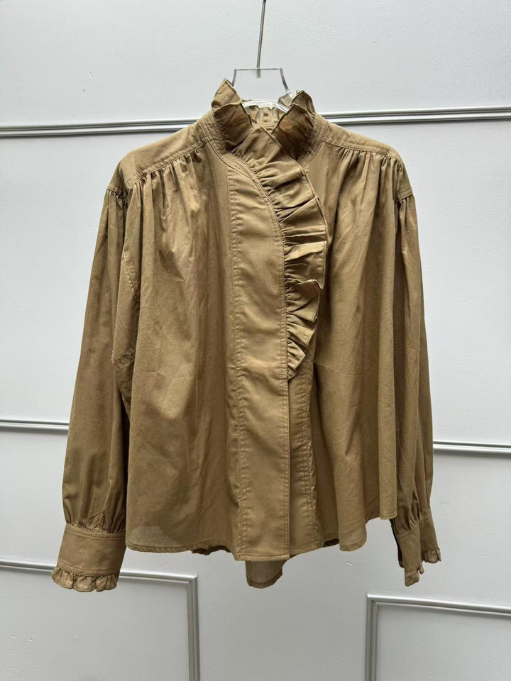 Damebluse med elegante flæsedetaljer og højhalset krave Stilla