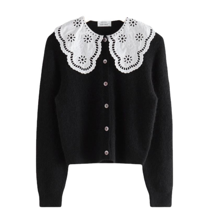 Damebluse med dekorativ spidskrave og elegant knaplukning Stilla