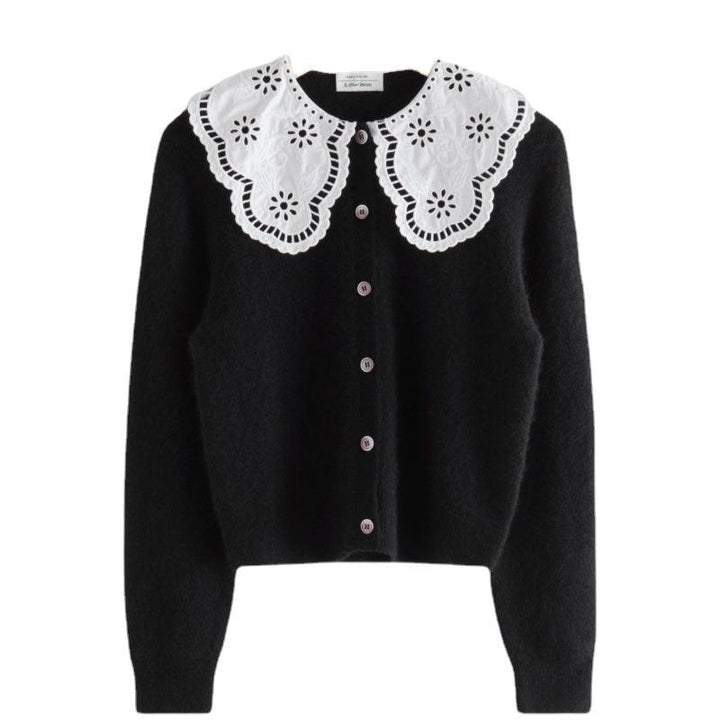 Damebluse med dekorativ spidskrave og elegant knaplukning Stilla