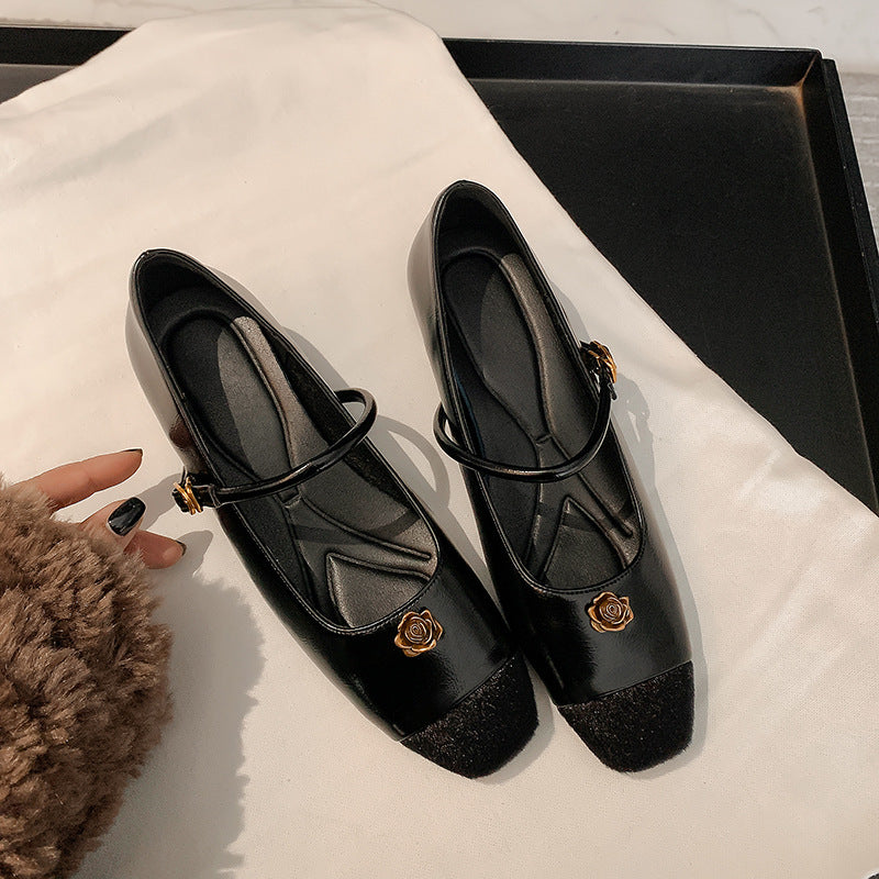 Dame ballerinas med justerbar rem og elegant detalje Stilla