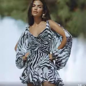 Dame wrap kjole med svajende kant og elegante puffærmer Stiila