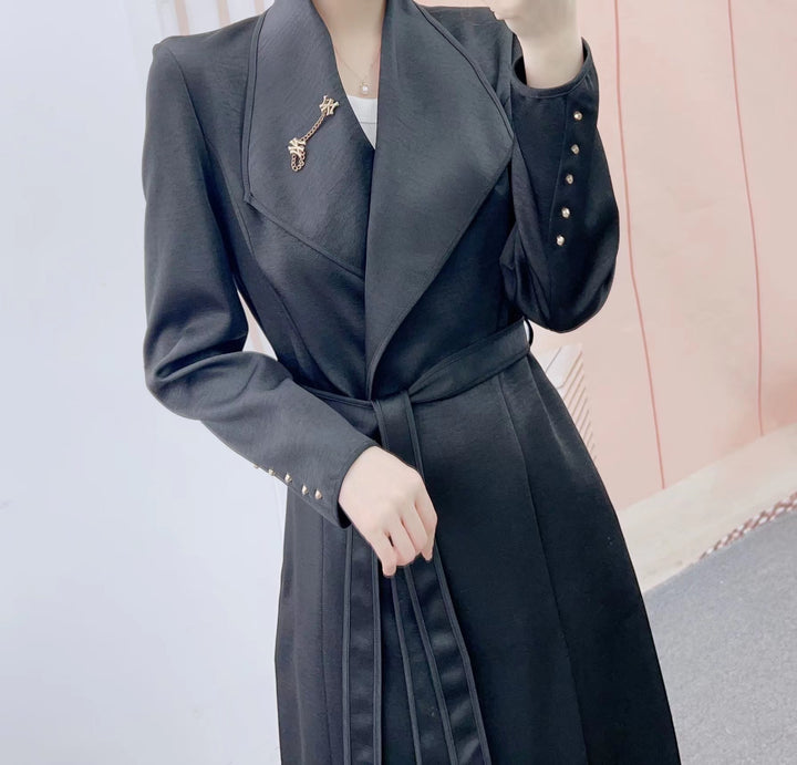 Dame elegant og figursyet lang blazer med broche Stilla