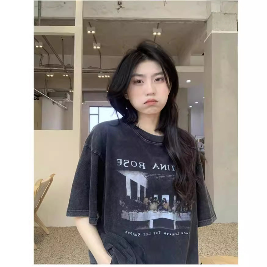 Dame T-shirt i afslappet vintage-stil med unik grafiktryk Stilla