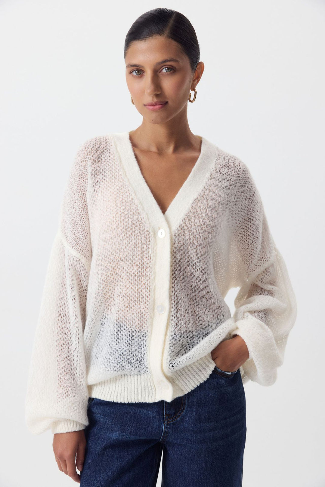 Kvinders afslappede strikket cardigan med fint blondermønster og elegant V-hals Stilla