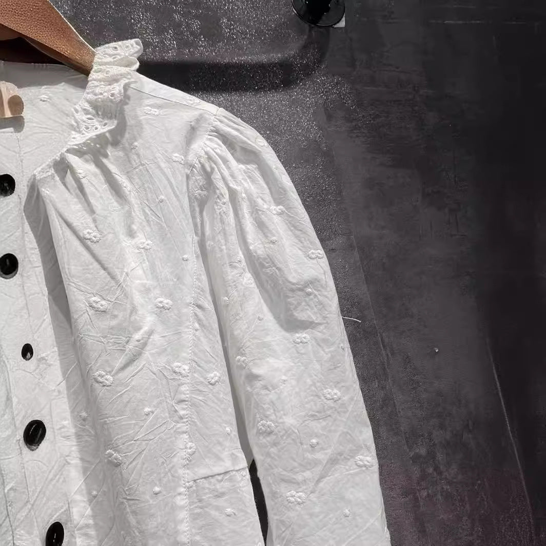 Damebluse med romantisk flæsedetalje Stilla